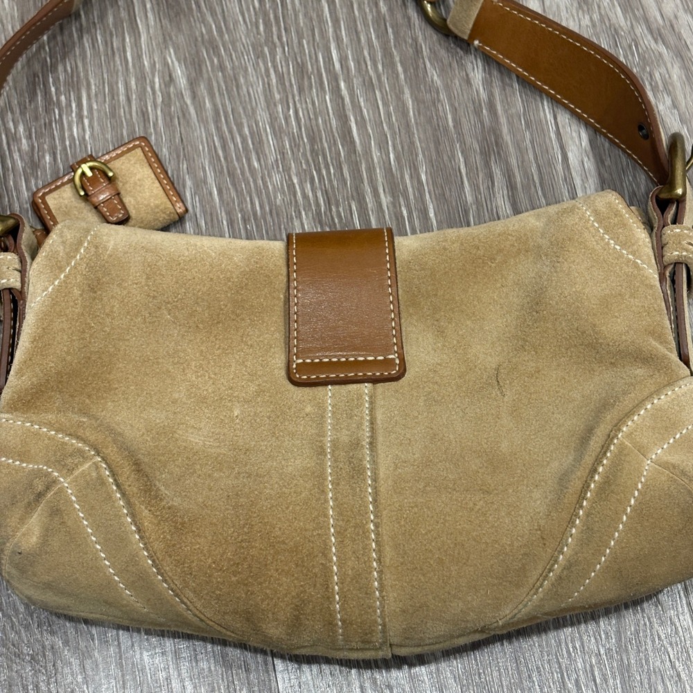 VTG 00s Coach Soho Tan Suede Leather Flap Shoulder Bag Buckle 9692 Sufflette Y2K - Picture 4 of 13